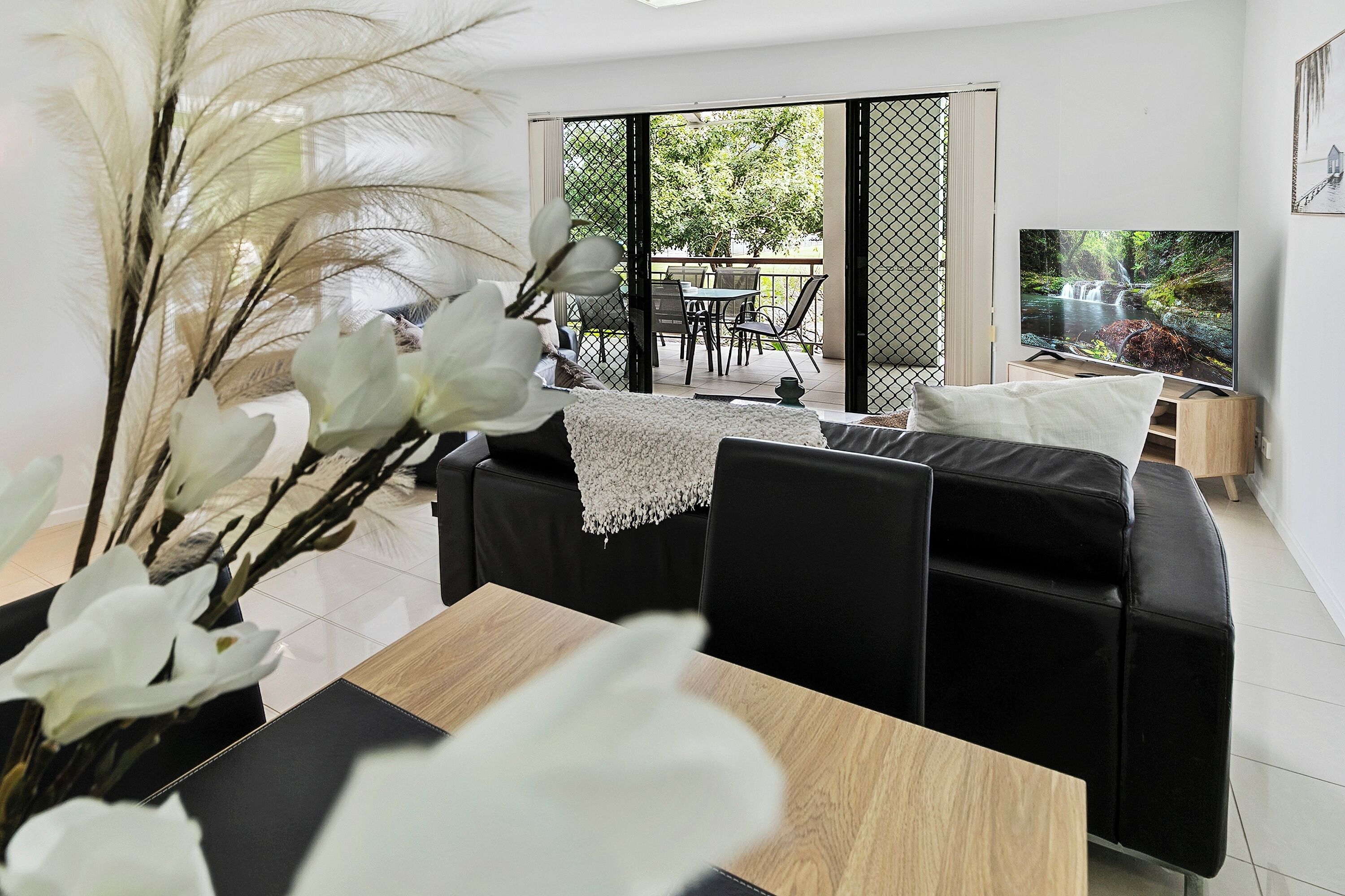 Comfort-Apartment, Balkon | Wohnbereich | 50-Zoll-Smart-TV mit Kabelempfang, Netflix, Streaming-Dienste