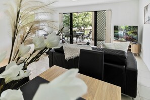 Apartament Comfort, balcó | Sala d'estar | Televisor intel·ligent de 50 polzades amb canals per cable i Netflix 
