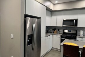 Refrigerador, microondas, horno, placa de cocina
