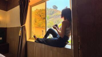 Family Room | Soundproofing, rollaway beds, free WiFi