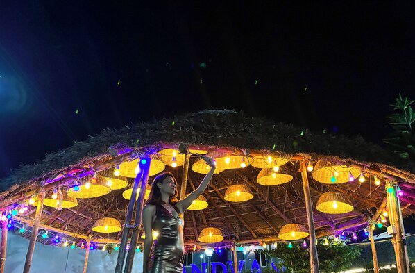 Bagian depan properti - sore/malam