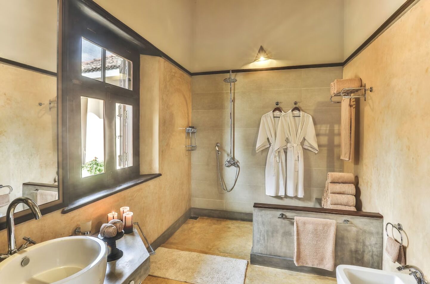 Haartrockner, Bidet, Handtücher, Seife