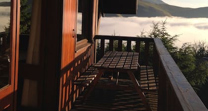 Charming chalet, contemporary renovation, quiet location