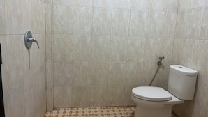 Ein Badezimmer mit Toilette, Dusche und Waschbecken.