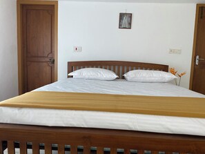 3 slaapkamers, een strijkplank/strijkijzer, wifi, beddengoed