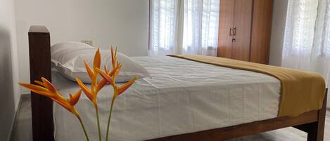 3 bedrooms, iron/ironing board, WiFi, bed sheets