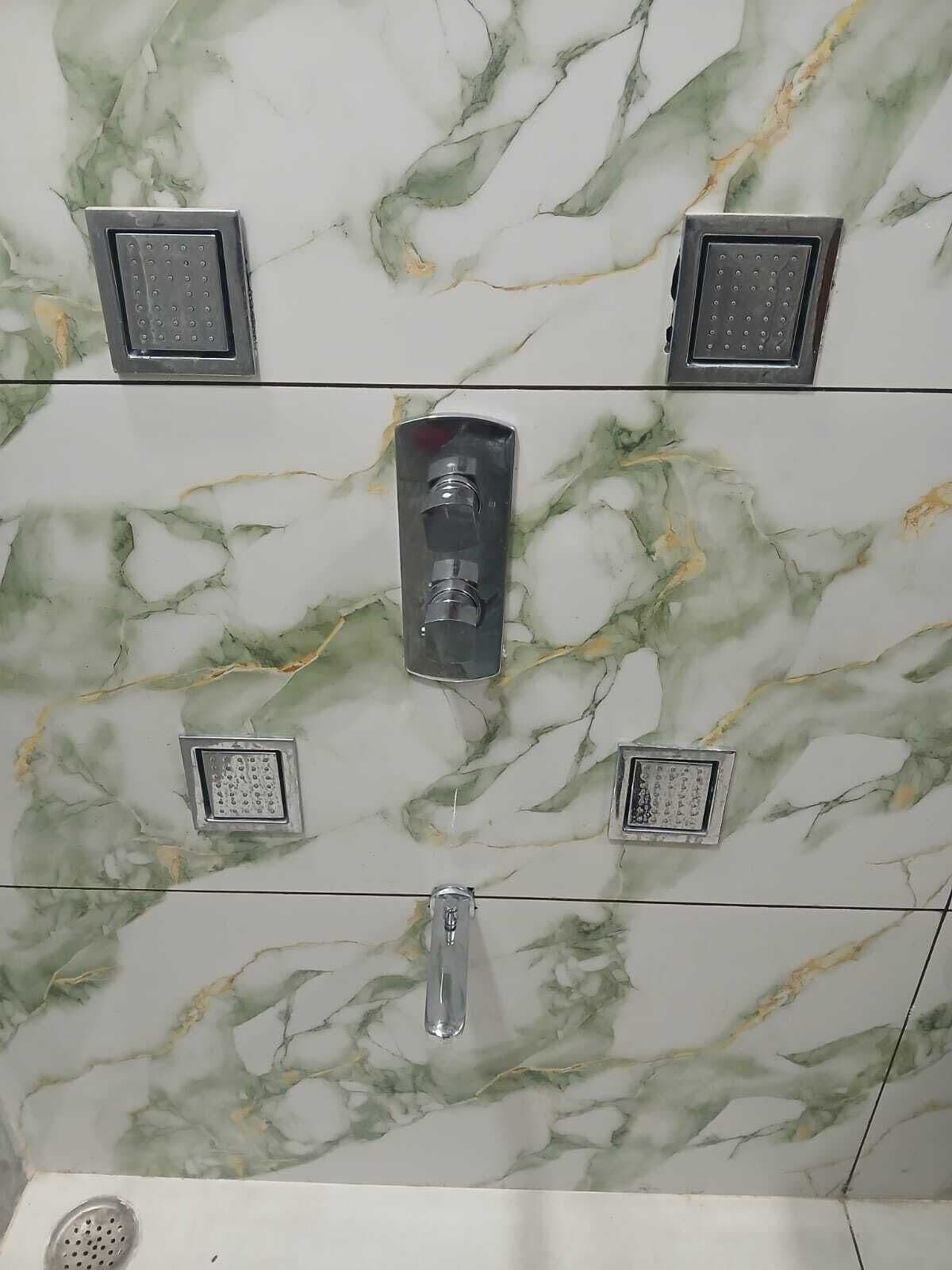 Regadera, toallas, jabón 