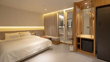 Kamer, terras (Outdoor Terrace) | Luxe beddengoed, een bureau, gratis wifi, beddengoed