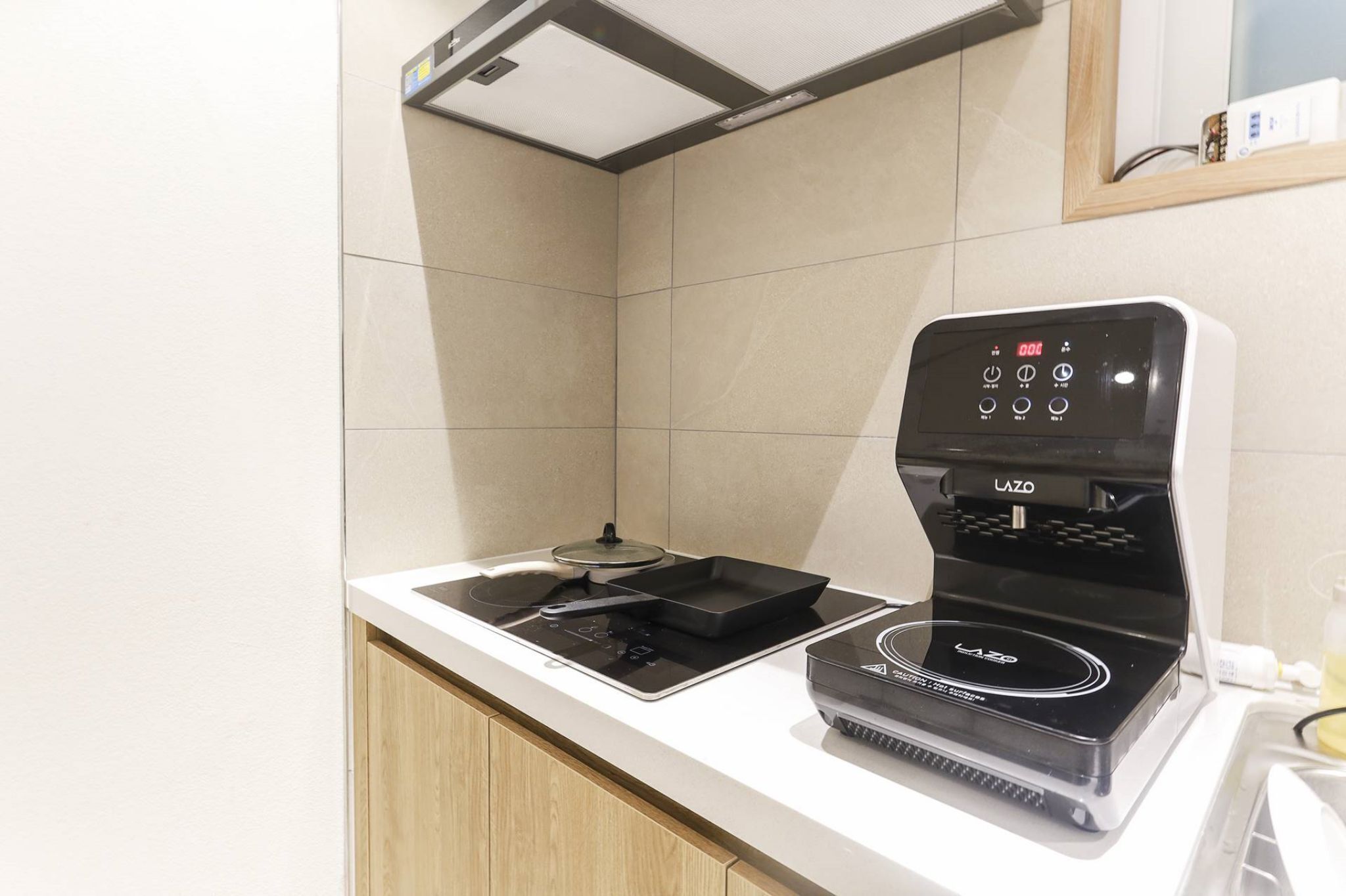 Una cocina moderna con una placa de inducción integrada y una cafetera.