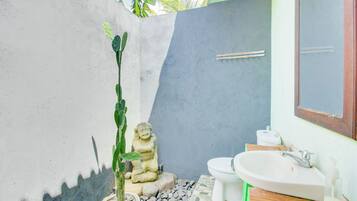 Deluxe tweepersoonskamer | Badkamer | Een douche, handdoeken, zeep