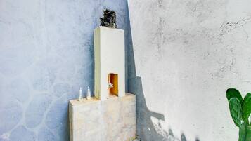 Deluxe tweepersoonskamer | Badkamer | Een douche, handdoeken, zeep