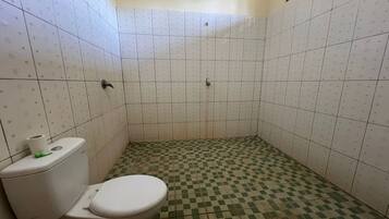 Quarto casal luxo | Banheiro | Chuveiro, toalhas de banho, sabonete