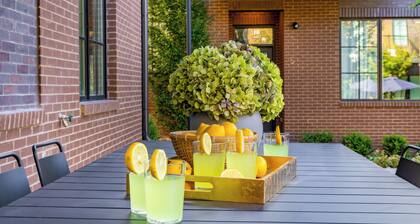 Sleeps 24 | 5mins to DT | 2 4BR Suites at Magnolia