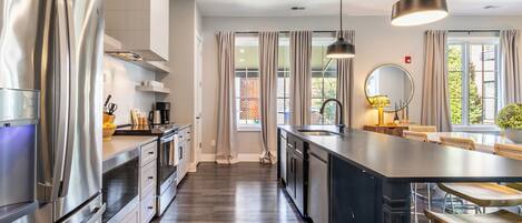 Réfrigérateur, micro-ondes, four, plaque de cuisson