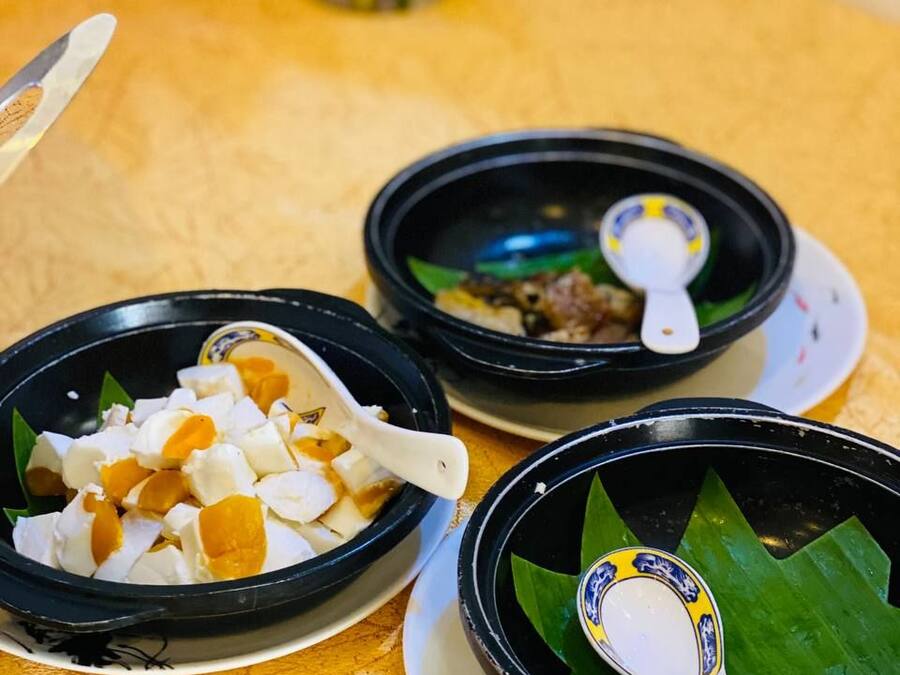 Drei Schüsseln mit Essen auf einem Tisch.