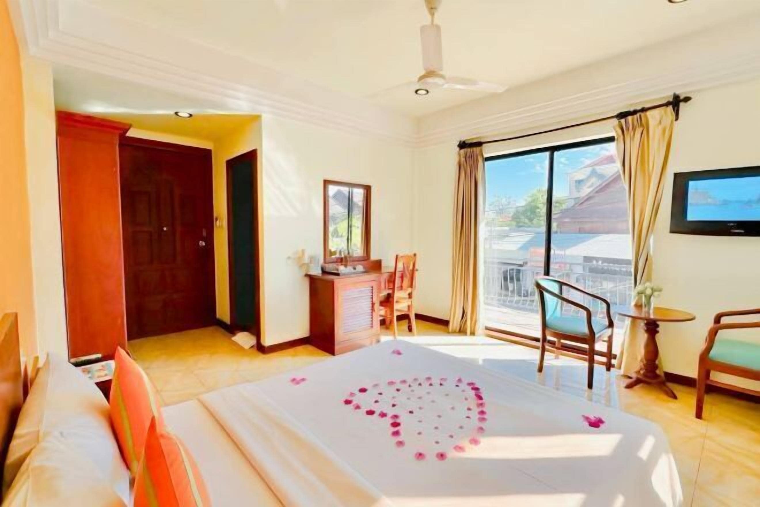 In-room safe, desk, laptop workspace, blackout drapes