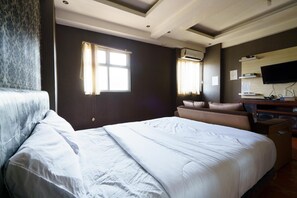 Free WiFi, bed sheets - OYO 94238 The Suite Metro Apartment By Riz Living (Bandung)