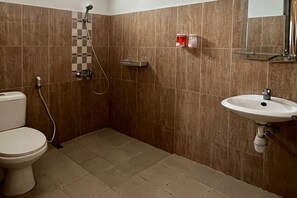 Een douche, handdoeken, zeep