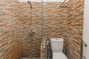 Deluxe tweepersoonskamer | Badkamer | Een douche, handdoeken, zeep, shampoo