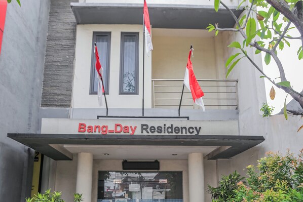 Un edificio con un letrero que dice "Bang-Day Residency".