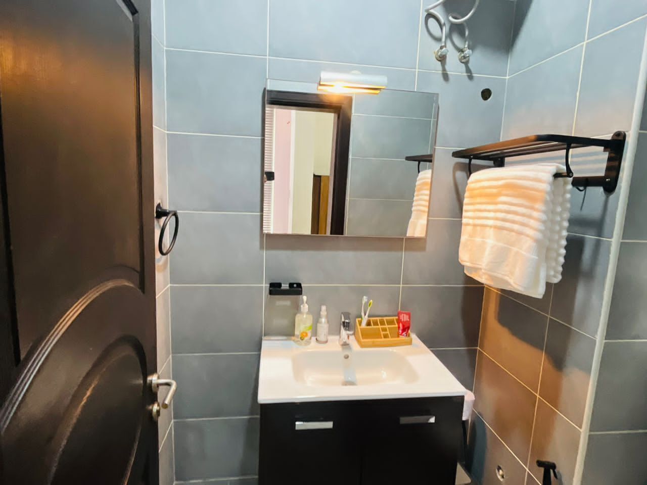 Een haardroger, een bidet, handdoeken, zeep