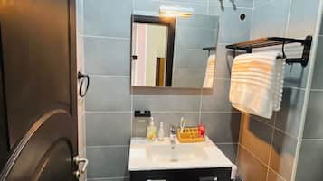 Een haardroger, een bidet, handdoeken, zeep