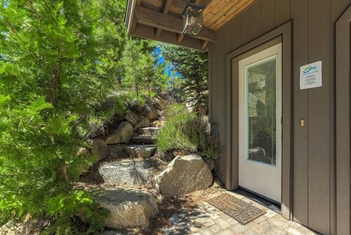 Luxury 5BR | Hot Tub & Chef’s Kitchen | Sleeps 10