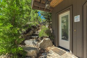 Exterior detail - Luxury 5BR | Hot Tub & Chef’s Kitchen | Sleeps 10 (Glenbrook)