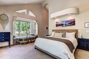 Iron/ironing board, WiFi, bed sheets - Luxury 5BR | Hot Tub & Chef’s Kitchen | Sleeps 10 (Glenbrook)