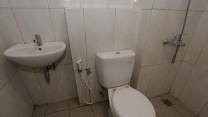 Habitación estándar doble | Baño | Ducha y toallas