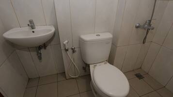 Standard Double Room | Bathroom
