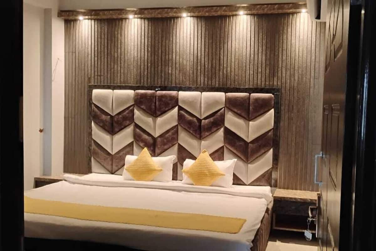 Family Room | Egyptian cotton sheets, premium bedding, free WiFi
