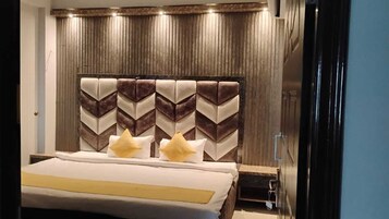 Un dormitorio moderno con una cama grande, un cabecero de madera y una mesita de noche.