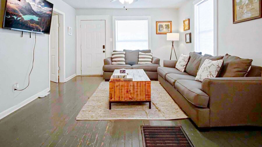 2BR Cozy House Near Plaza District