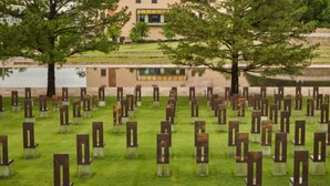 Un cementerio con numerosas lápidas dispuestas en filas.