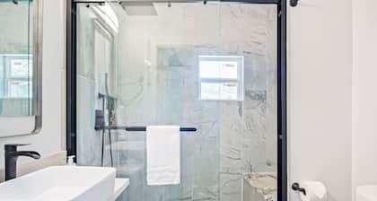 Adorned Studio 3min-asian Dist Rain Shower