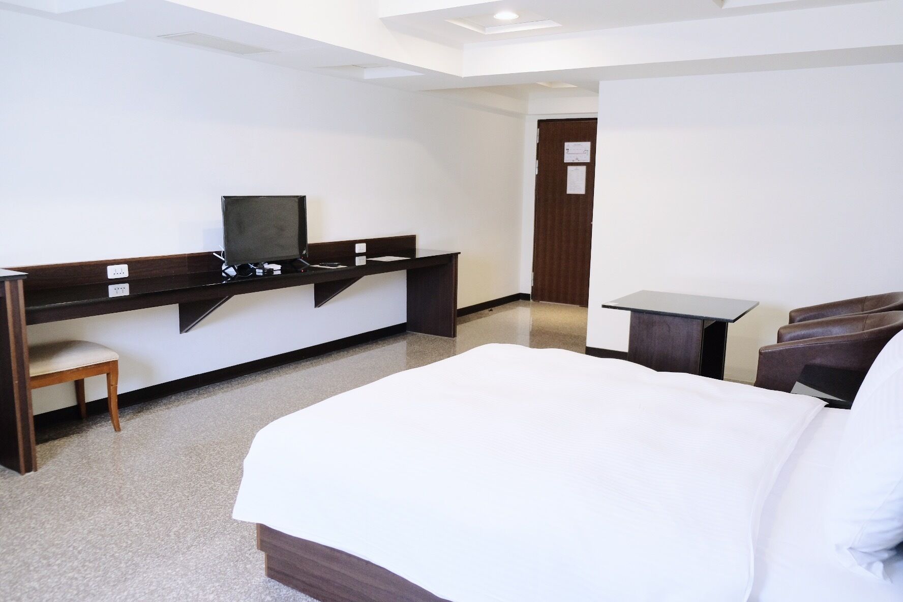 Classic Double or Twin Room, City View | Desk, laptop workspace, free WiFi