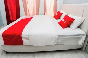 Deluxe Double Room | Free WiFi, bed sheets - Hotel O Sman House (Bekasi)