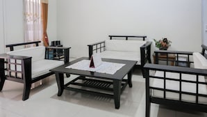 A room with a sofa, two armchairs, a coffee table, and a small side table. - Hotel O Sman House (Bekasi)