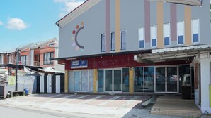 A building with a storefront, large windows, and a sign that reads "SMAN House". - Hotel O Sman House (Bekasi)