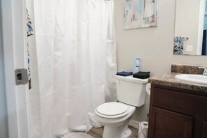 Sèche-cheveux, serviettes fournies, savon, shampoing