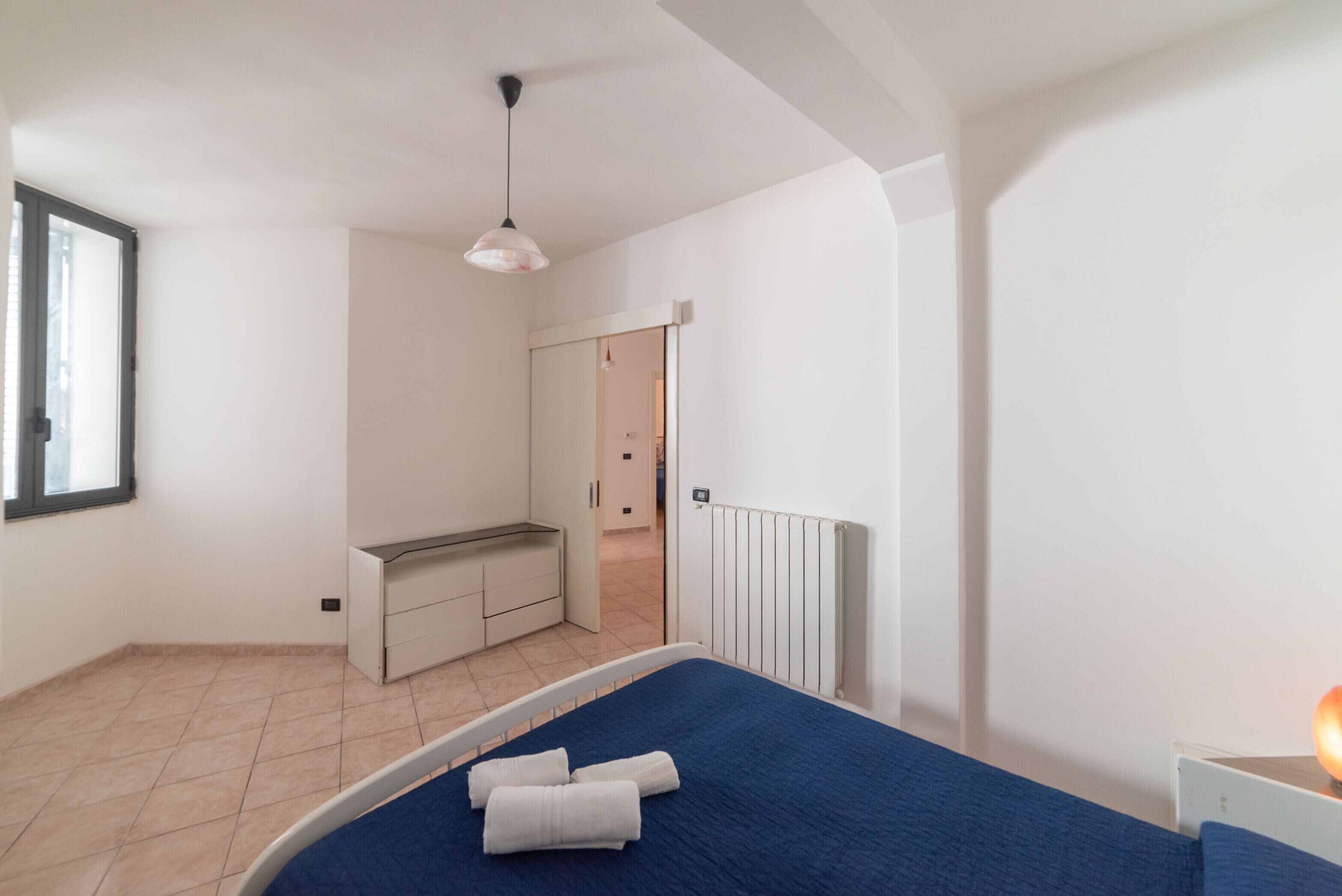 Une chambre à coucher avec un lit, un bureau et une armoire.