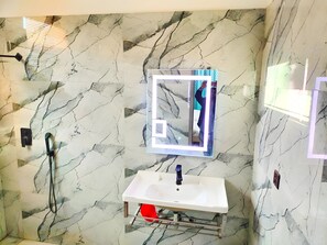 シャワー、タオル、石鹸、トイレットペーパー