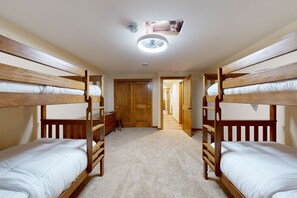 4 bedrooms, desk, Internet, bed sheets