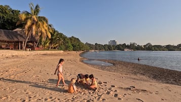 Am Strand, weißer Sandstrand