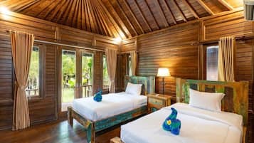 Habitación básica con 2 camas individuales, vista a la alberca | Escritorio y wifi gratis