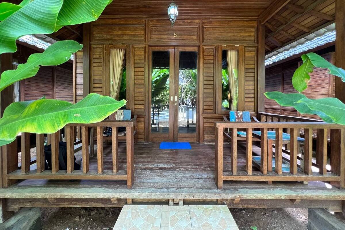 Eenvoudige tweepersoonskamer, uitzicht op zwembad | Terras