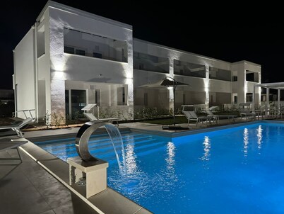 Accoglienti Appartamenti Dallo Stile Moderno ed Elegante con Vista Piscina