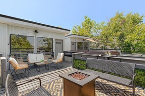 Terrace/patio - Modern Home with Rooftop Deck - Walk to Coffee, Restaurants, Brewery (Nashville)