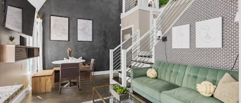 Smart TV, chimenea y libros